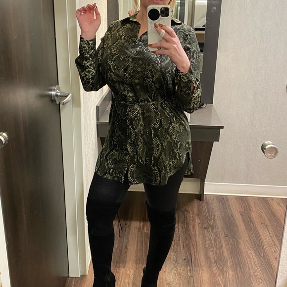 Green snake print long sleeve blouse with tie - Picture 4 of 4